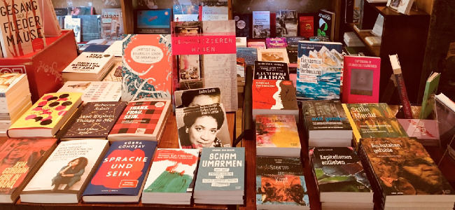 Büchertisch bei buch|bund in Berlin-Neukölln